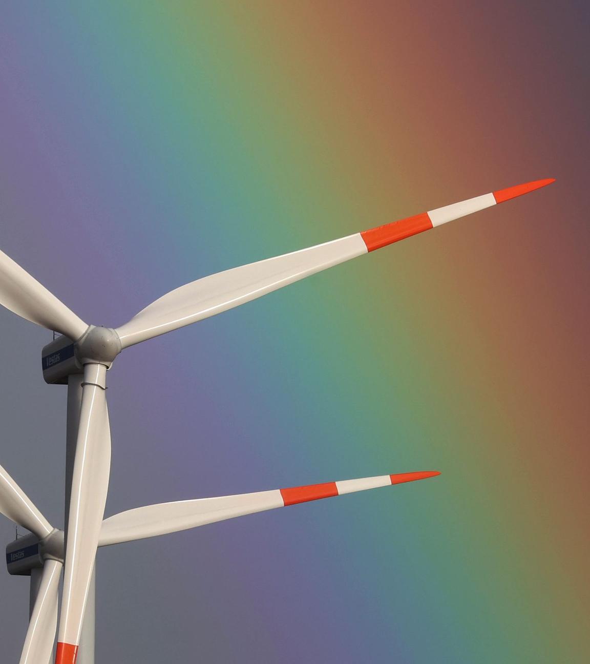Windräder vor Regenbogen. Symbolbild