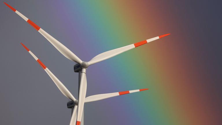 Windräder vor Regenbogen. Symbolbild