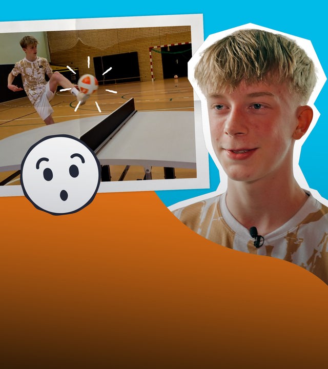 Auf dem Foto ist Teqball-Spieler Elias zu sehen, wie er einen Ball mit dem Fuß auf einen Tisch schießt. Daneben ist ein Portrait von Elias zu sehen und ein überraschtes Smiley.