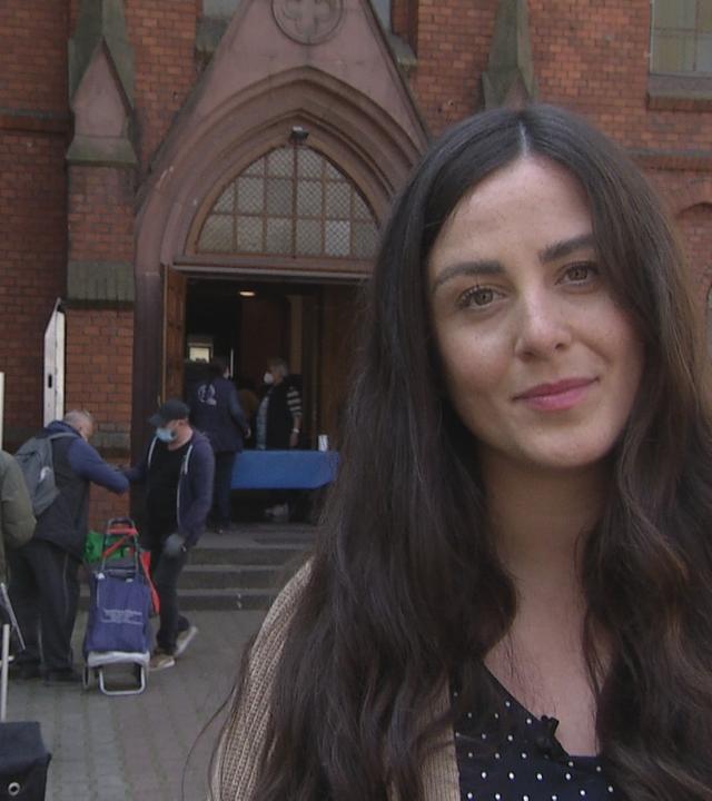 Reporterin Teresa bei einer Tafel