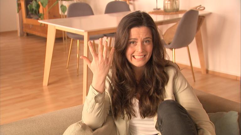 Teresa will mit den Nägelkauen Schluss machen 