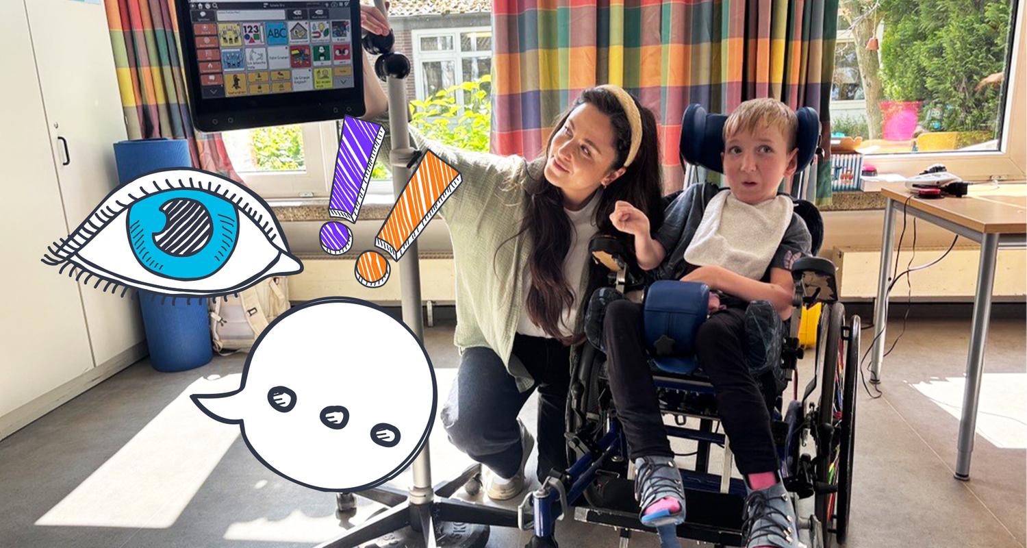 Teresa mit Kind, das mit Sprachcomputer spricht