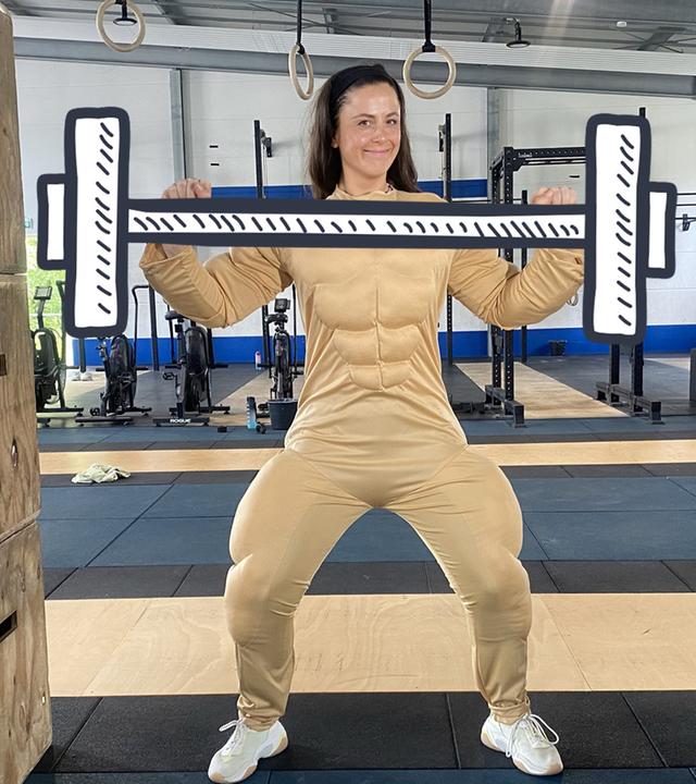Teresa in einem Muskelanzug mit einer gezeichneten Langhantel in den Händen