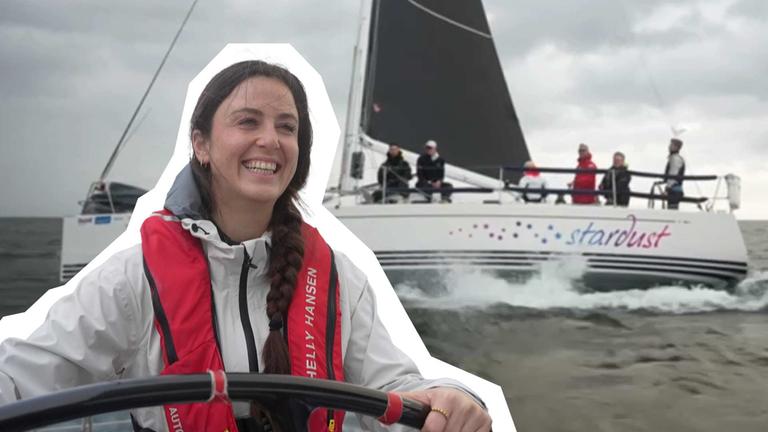 Eine Collage von Teresa am Steuer eines Segelboots, dahinter ein Segelboot