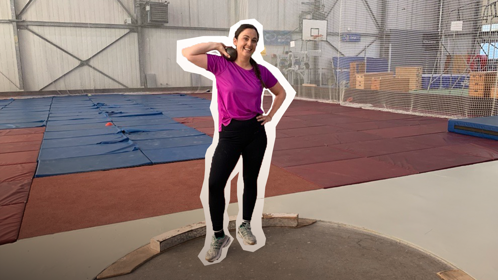 Teresa probiert sich am Kugelstoßen!