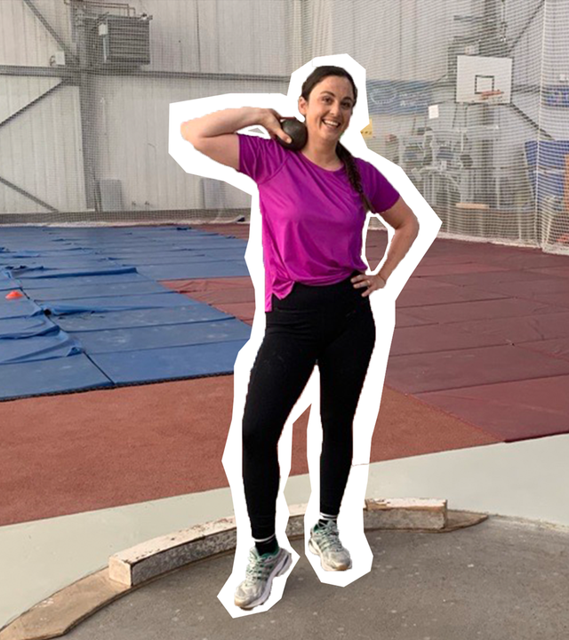 Teresa probiert sich am Kugelstoßen!