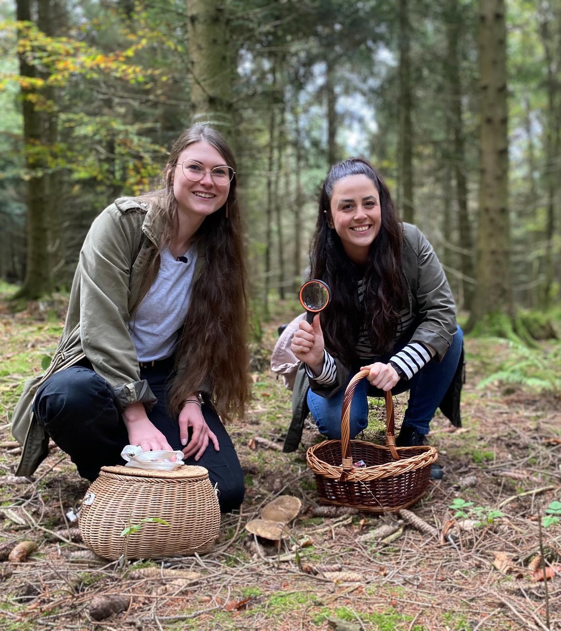 Verena und Teresa im Wald