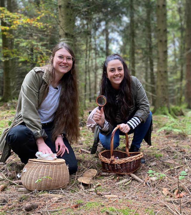 Verena und Teresa im Wald