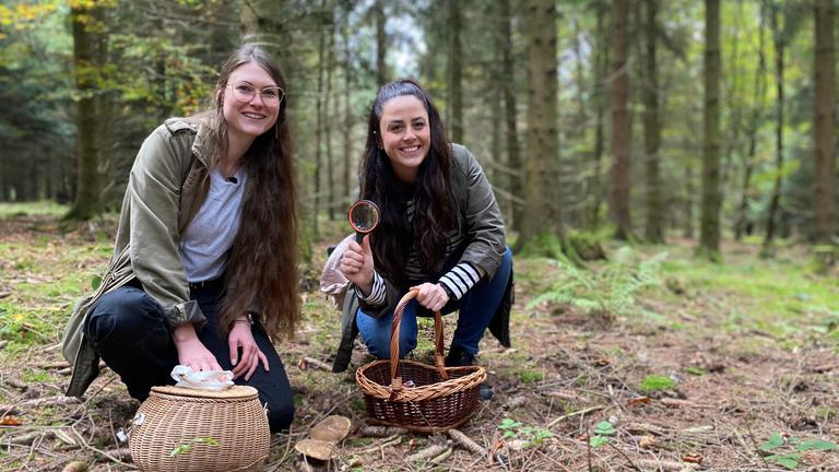 Verena und Teresa im Wald