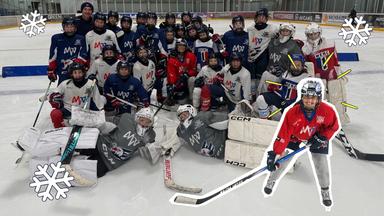 Teresa mit Eishockeymannschaft