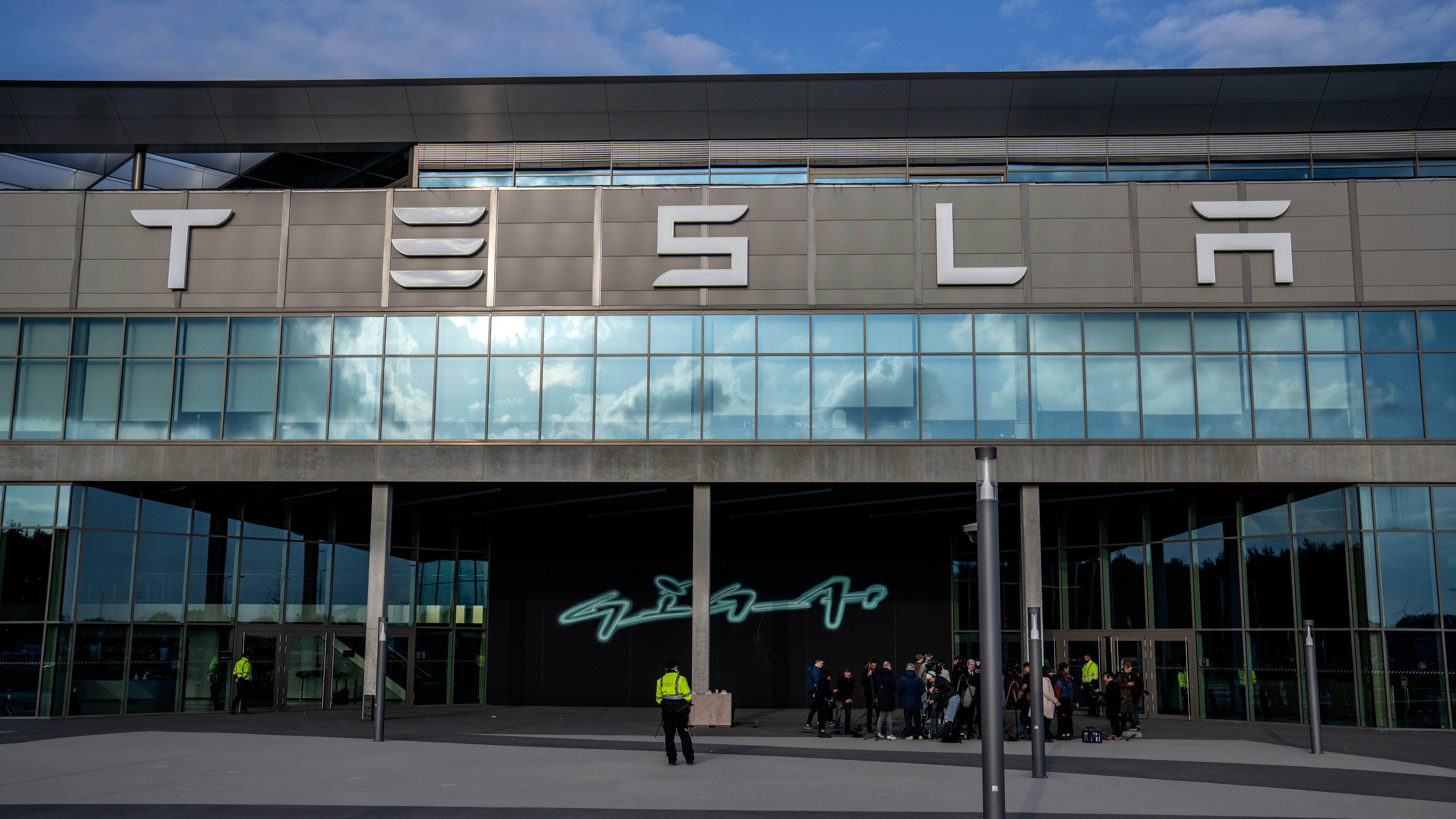 Sicherheitskräfte vor Teslas Gigafactory in Grünheide/Brandenburg.