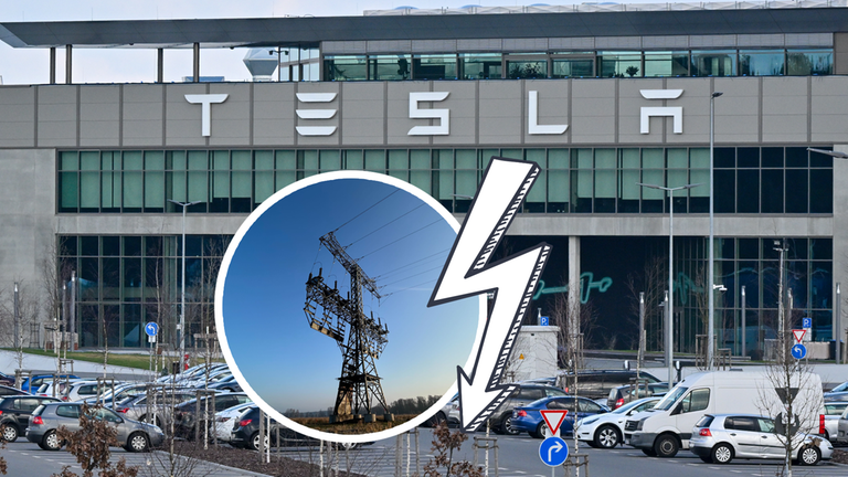 Das Teslagebäude im Hintergrund. Im Vordergrund ein Foto des beschädgten Strommasts 