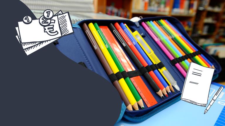 Eine dunkelblaue Federtasche mit bunten Stiften, darüber ein paar Geldscheine und Münzen und rechts ein gezeichnetes Heft und ein Füller. 