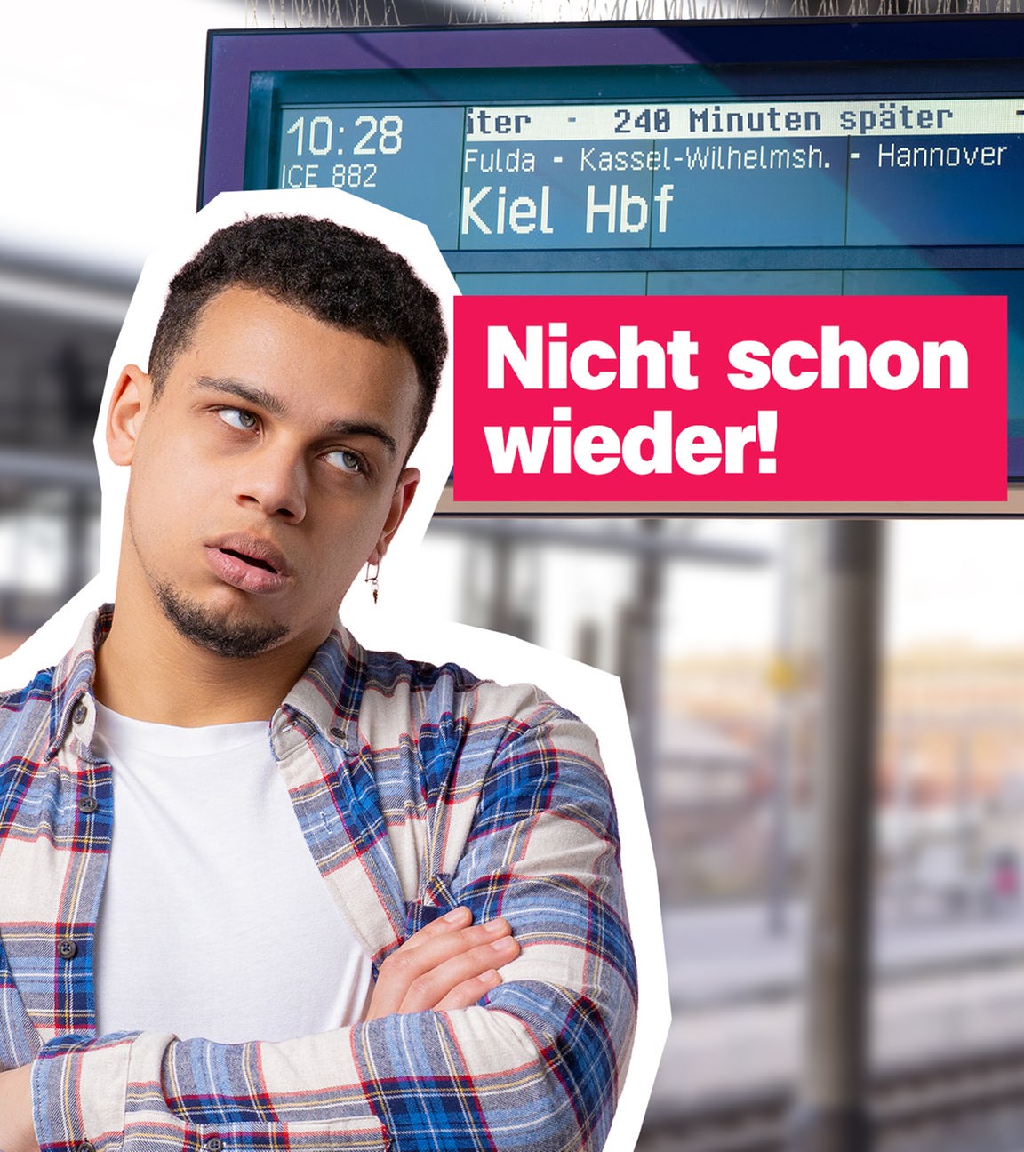 Ein junger Mann schaut genervt und die Arme verschränkend auf eine digitale Anzeige. Sie zeigt an, dass der nächste Zug 240 Minuten Verspätung hat.