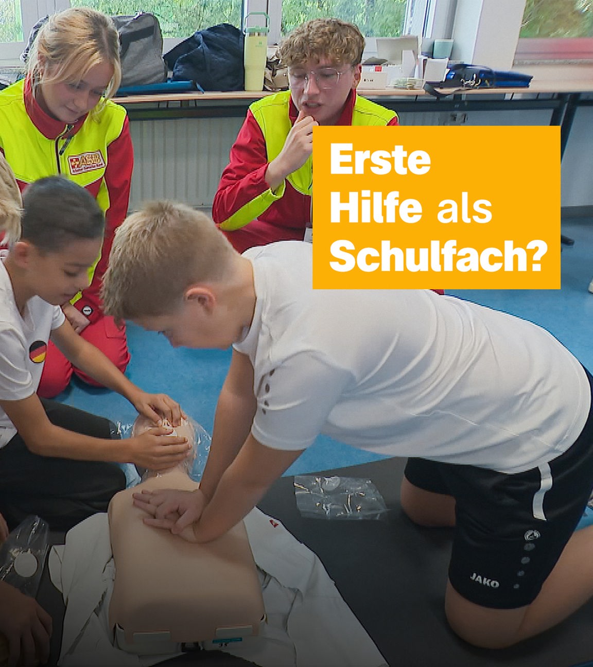 Kinder üben Erste Hilfe an einer Puppe. 