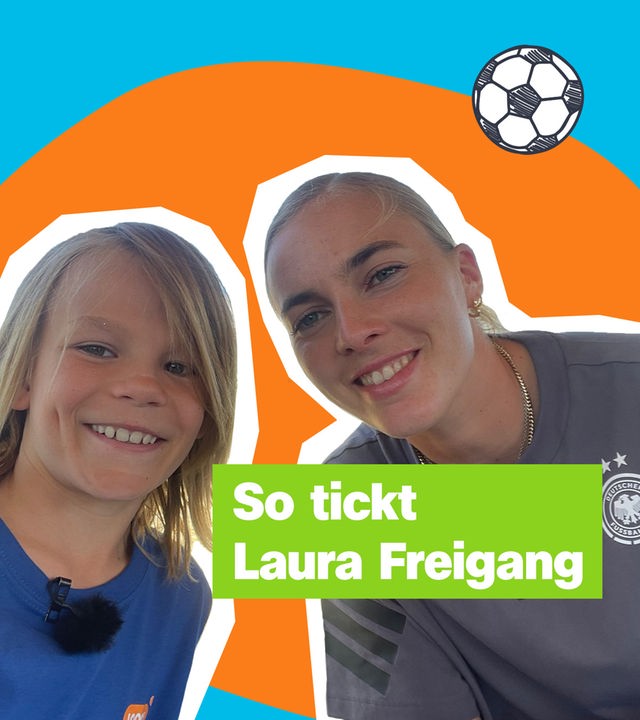 Kinderreporter Oskar und Fußballerin Laura Freigang schauen lachend in die Kamera.