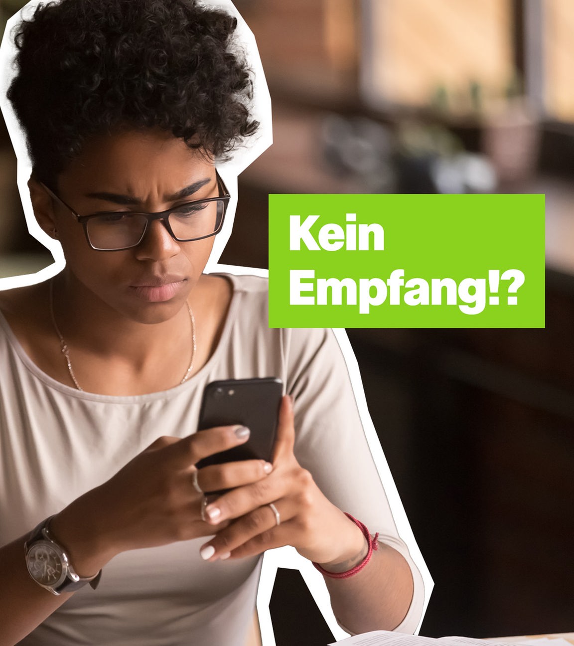 Eine Frau, die fragend auf das Handy in ihrer Hand schaut.