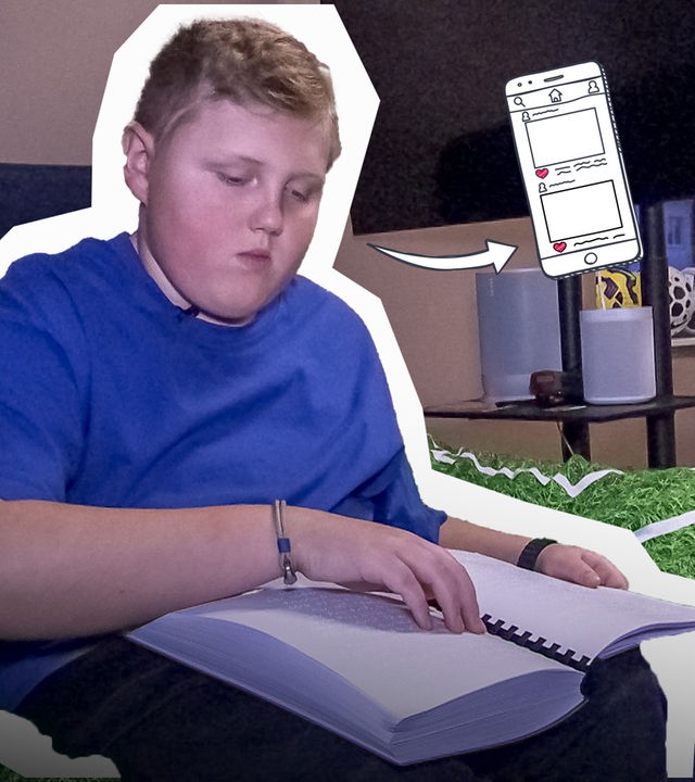 Ein Junge sitzt auf dem Bett und liest in einem Buch mit Braille-Schrift. Daneben ist ein gezeichnetes Smartphone.