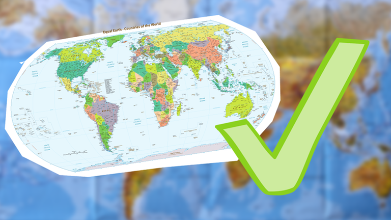 Eine kleine Weltkarte auf einer großen, dazu ein grüner Haken. 