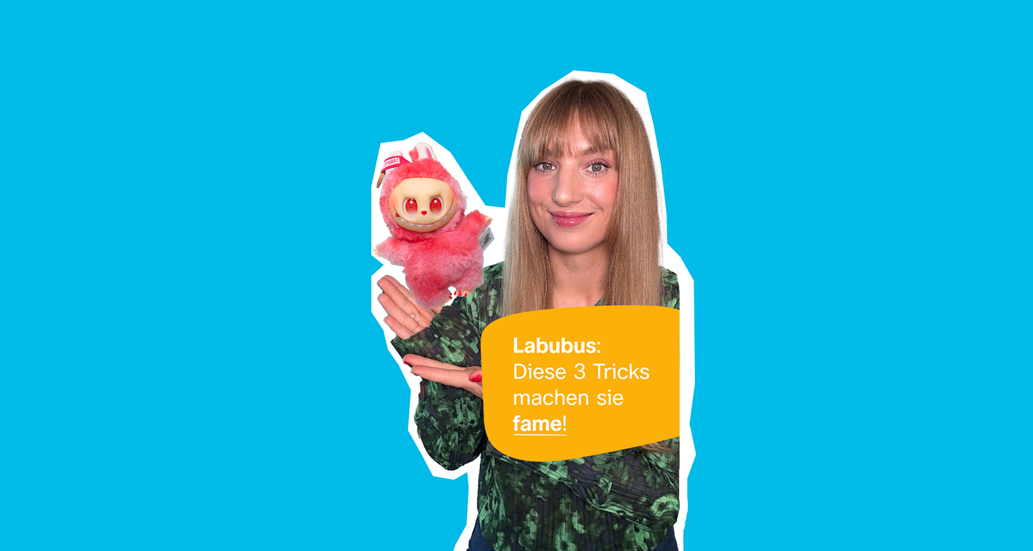 Frau zeigt auf ein Labubu 