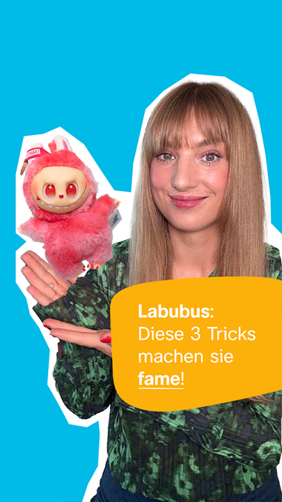 Frau zeigt auf ein Labubu 