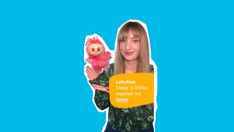 Frau zeigt auf ein Labubu 