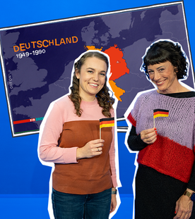 Lotte und Esther vor einem blauen Hintergrund im ZIB Zack Mini Fernsehstudio 
