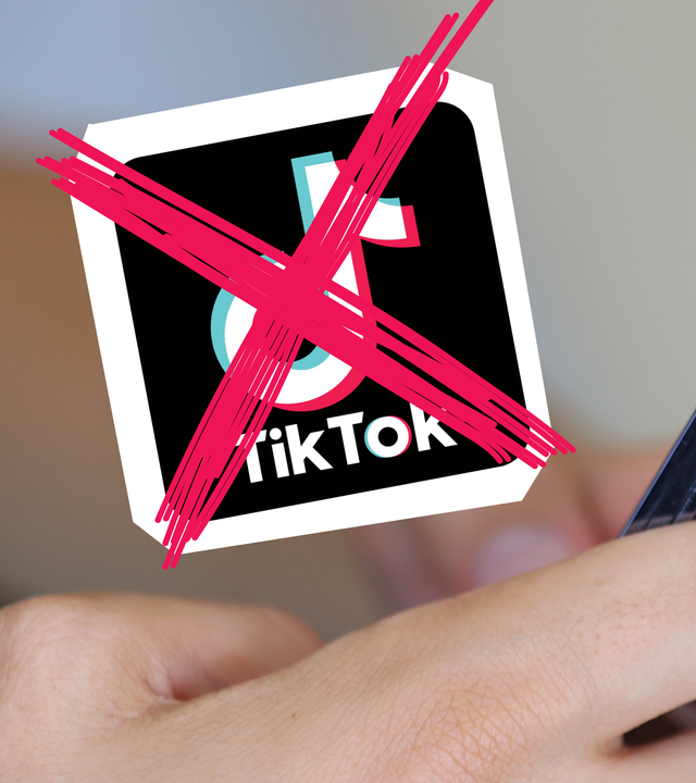 Smartphone in Hand, darüber durchgestrichenes TikTok-Logo