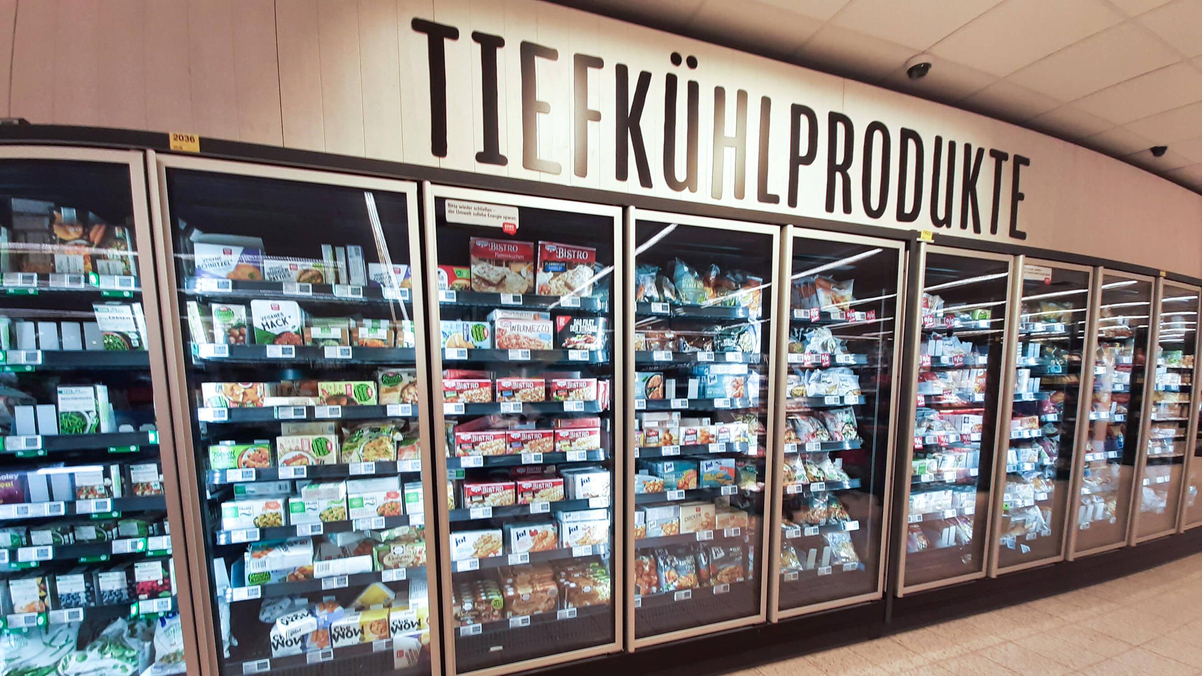 Ein Tiefkühlregal im Supermarkt bietet eine riesige Auswahl an tiefgekühlten Produkten.