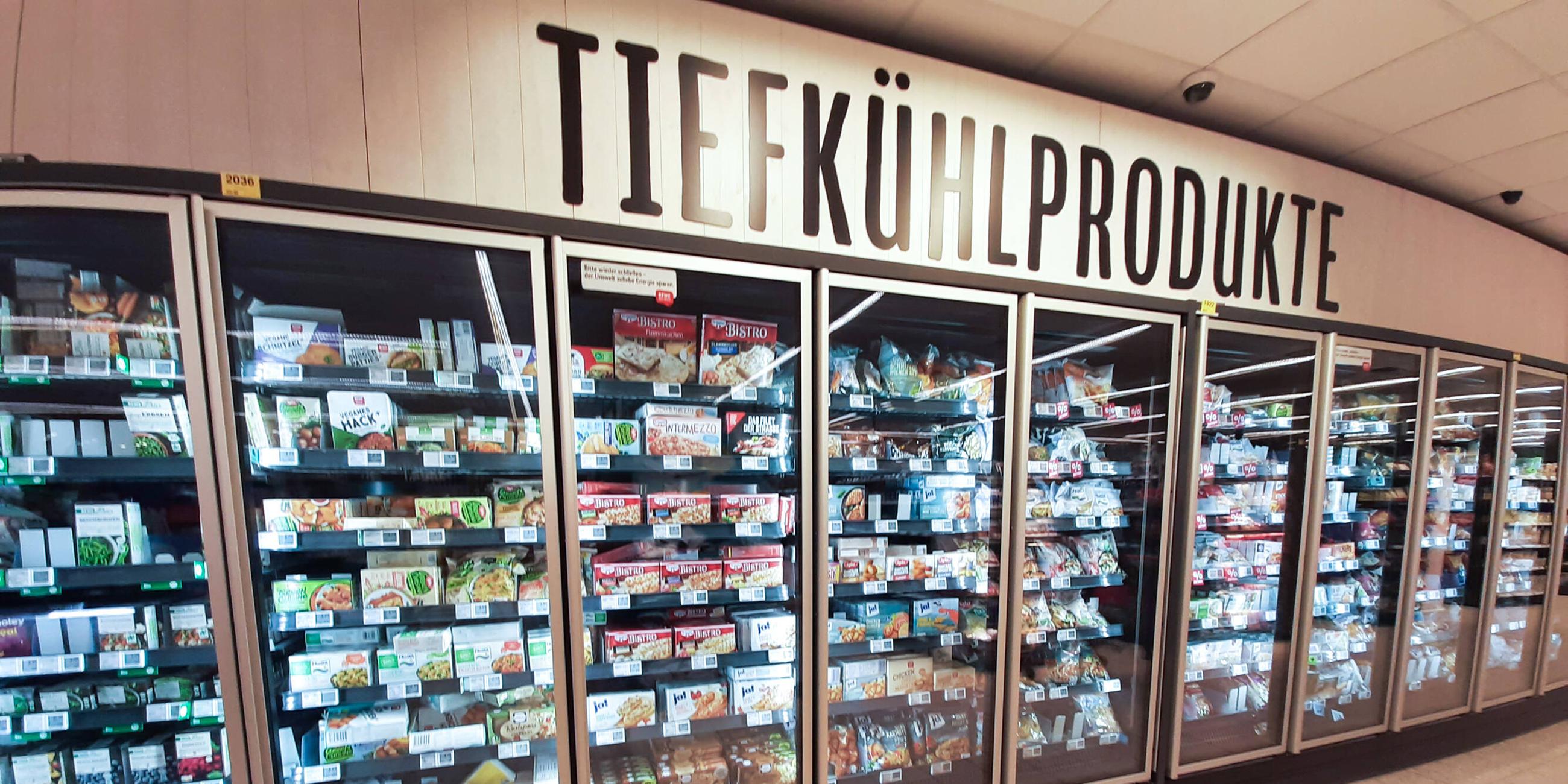 Ein Tiefkühlregal im Supermarkt bietet eine riesige Auswahl an tiefgekühlten Produkten.
