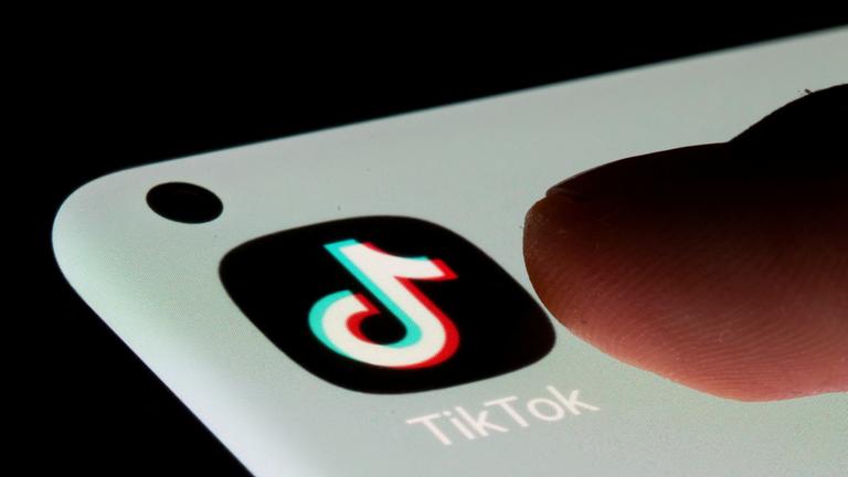 Symbolbild: TikTok app auf einem Smartphone