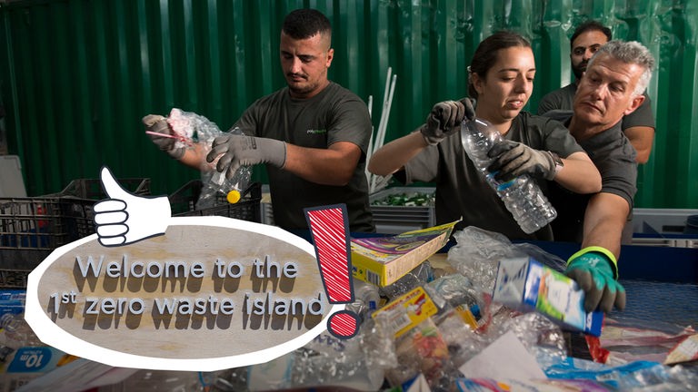 Mitarbeiter der Gemeinde Tilos sortieren im Recyclingzentrum der Insel recycelte Abfälle.