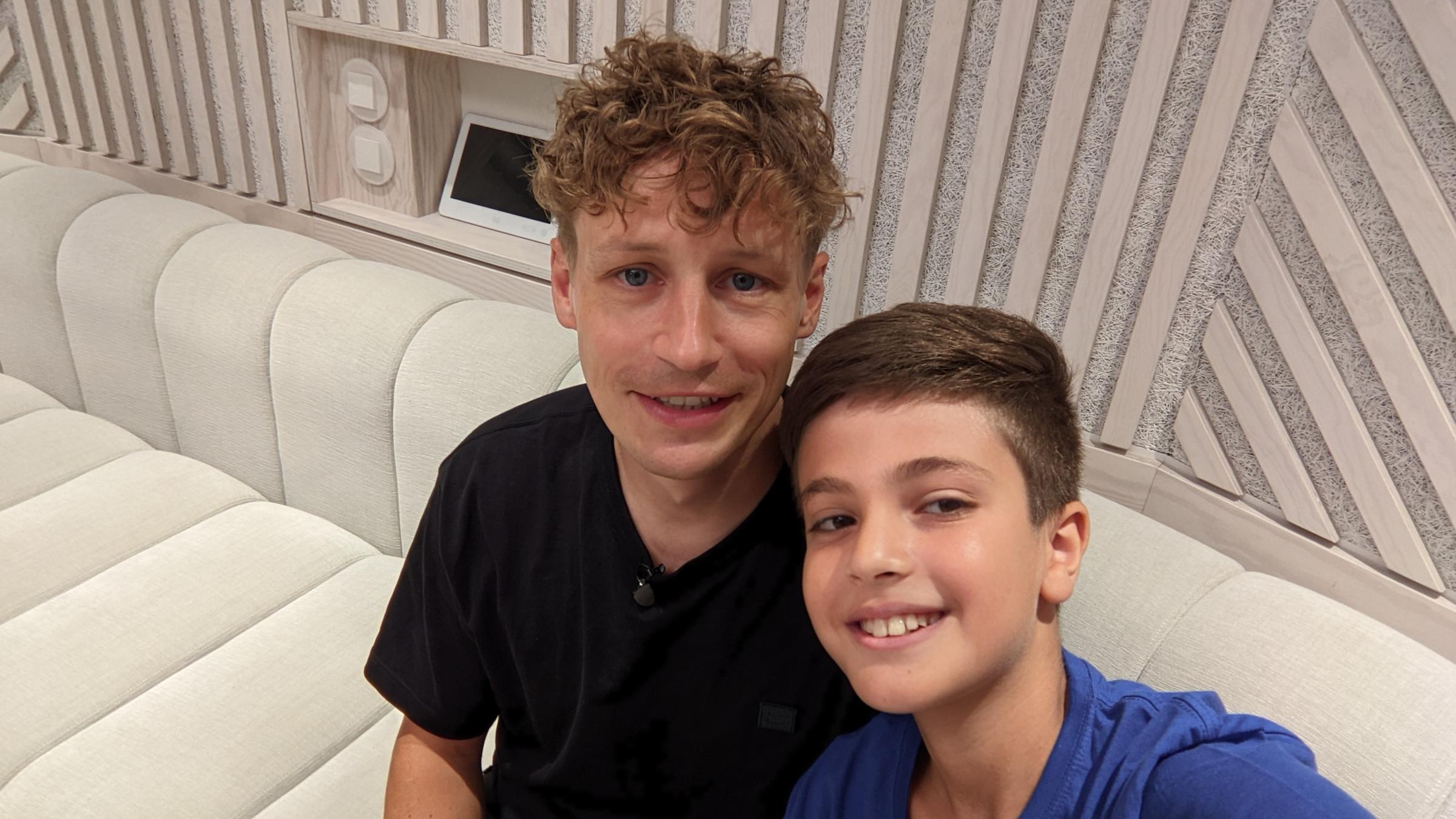 Tim Bendzko mit Kinderreporter George.