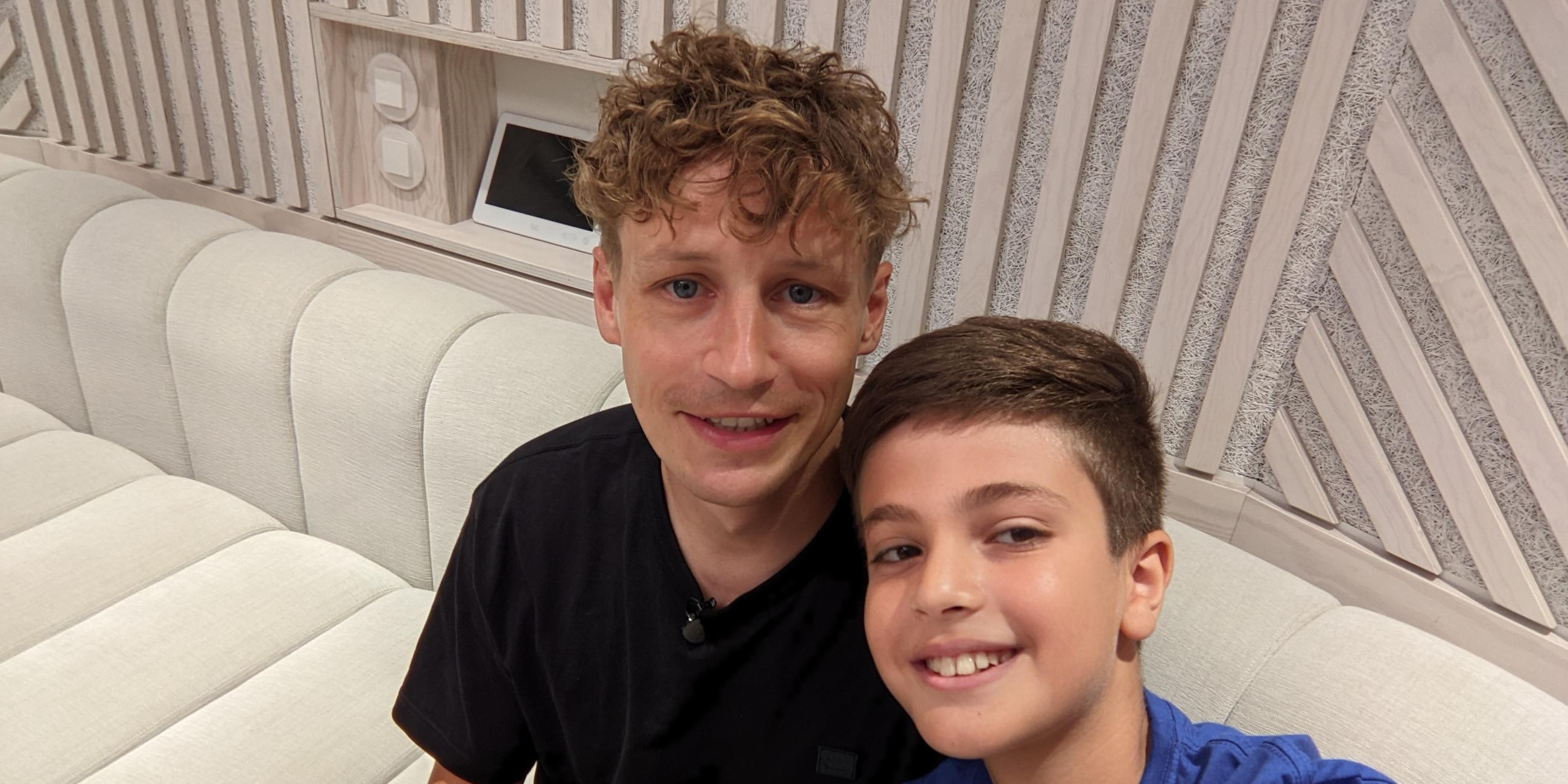 Tim Bendzko mit Kinderreporter George.