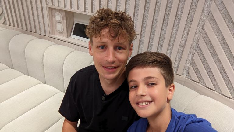 Tim Bendzko mit Kinderreporter George.