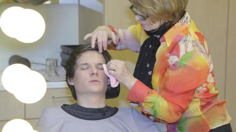Tim Schreder in der Maske vor der logo!-Sendung.