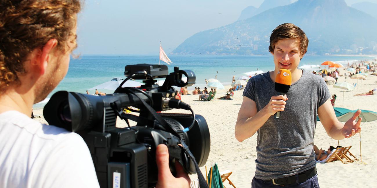 Tim steht auf dem Copacabana-Strand in Rio de Janeiro.