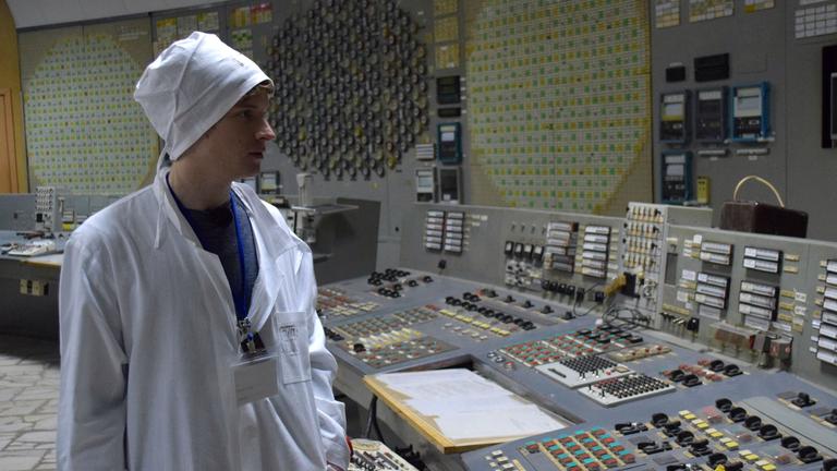 Tim Schreder in einem Kontrollraum des Atomkraftwerks Tschernobyl.