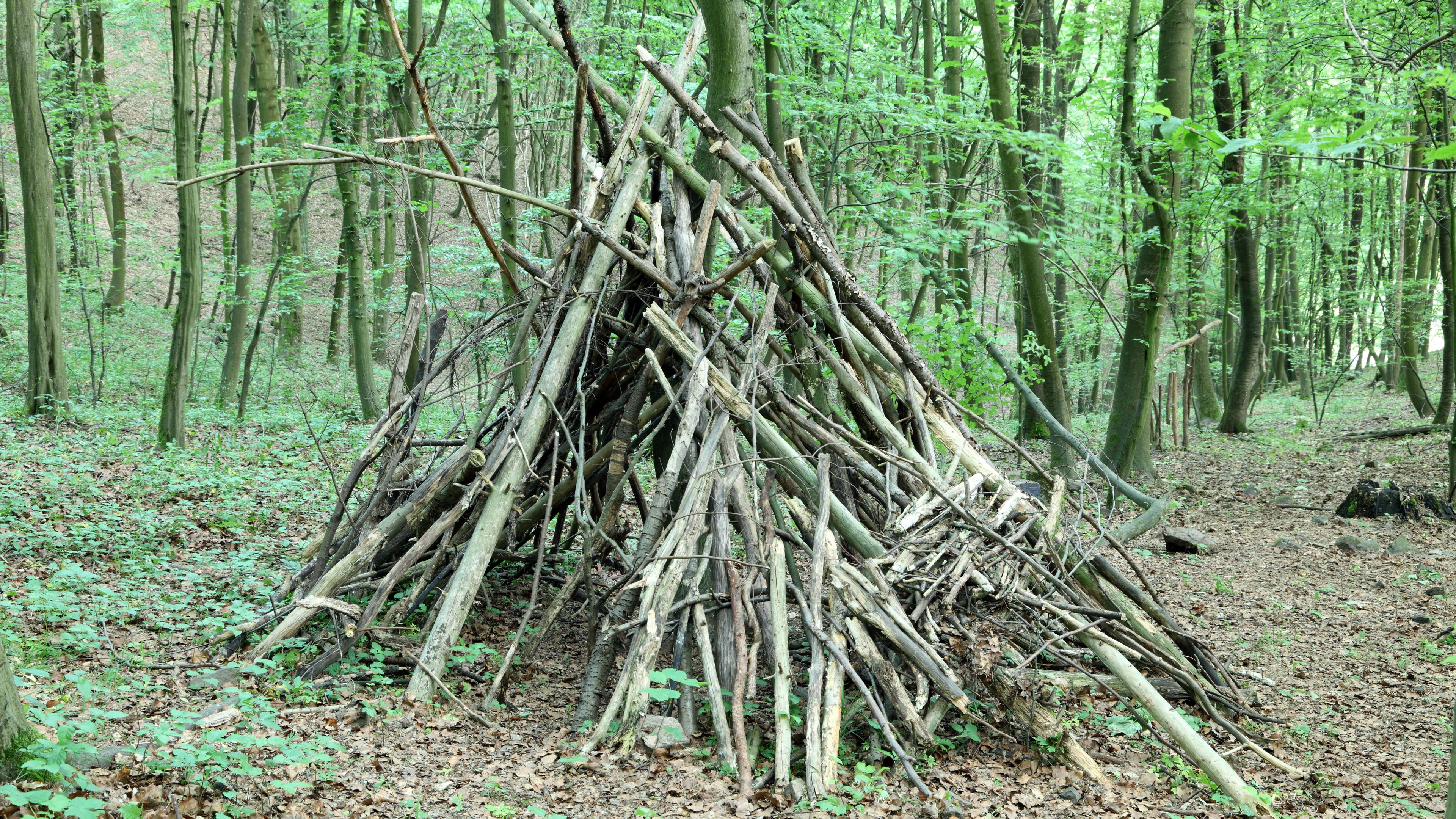 Junge geht in ein Tipi