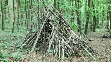 Junge geht in ein Tipi