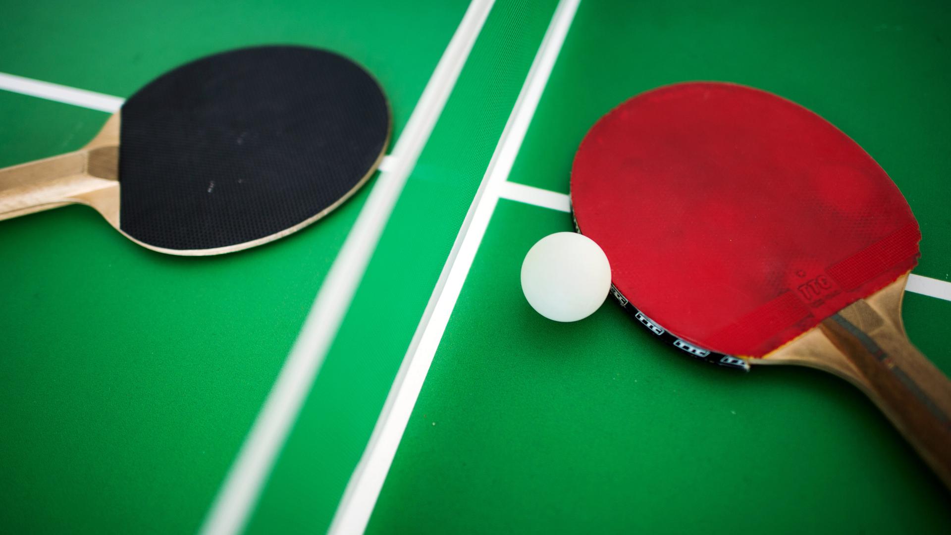 Tischtennisball und Tischtennisschläger