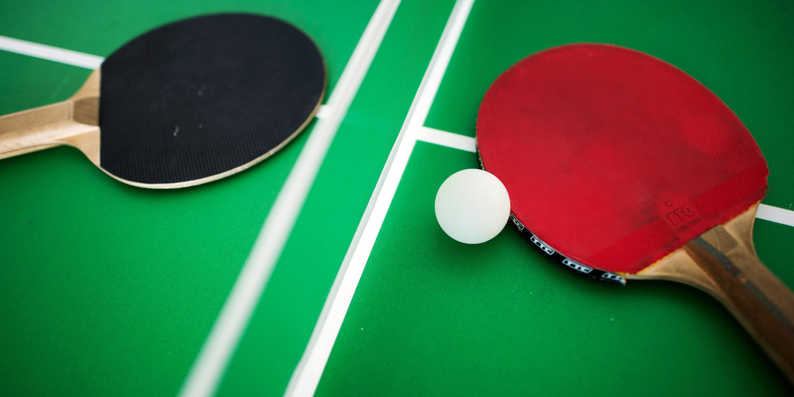 Tischtennisball und Tischtennisschläger