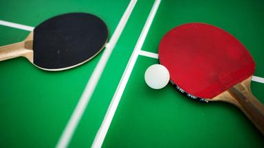 Tischtennisball und Tischtennisschläger