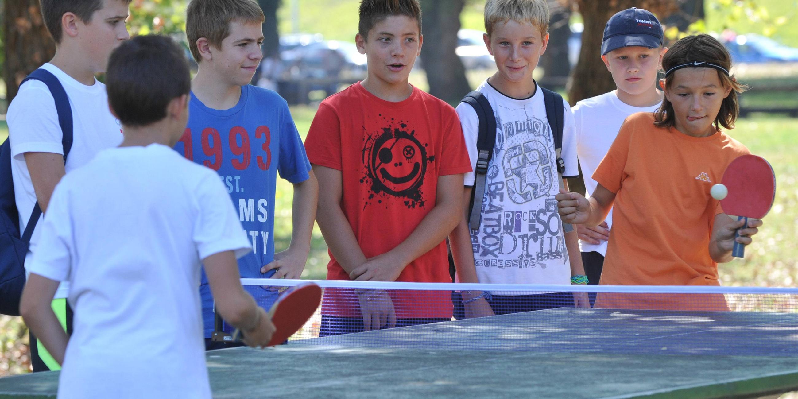 Kinder spielen Tischtennis