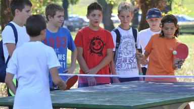 Kinder spielen Tischtennis