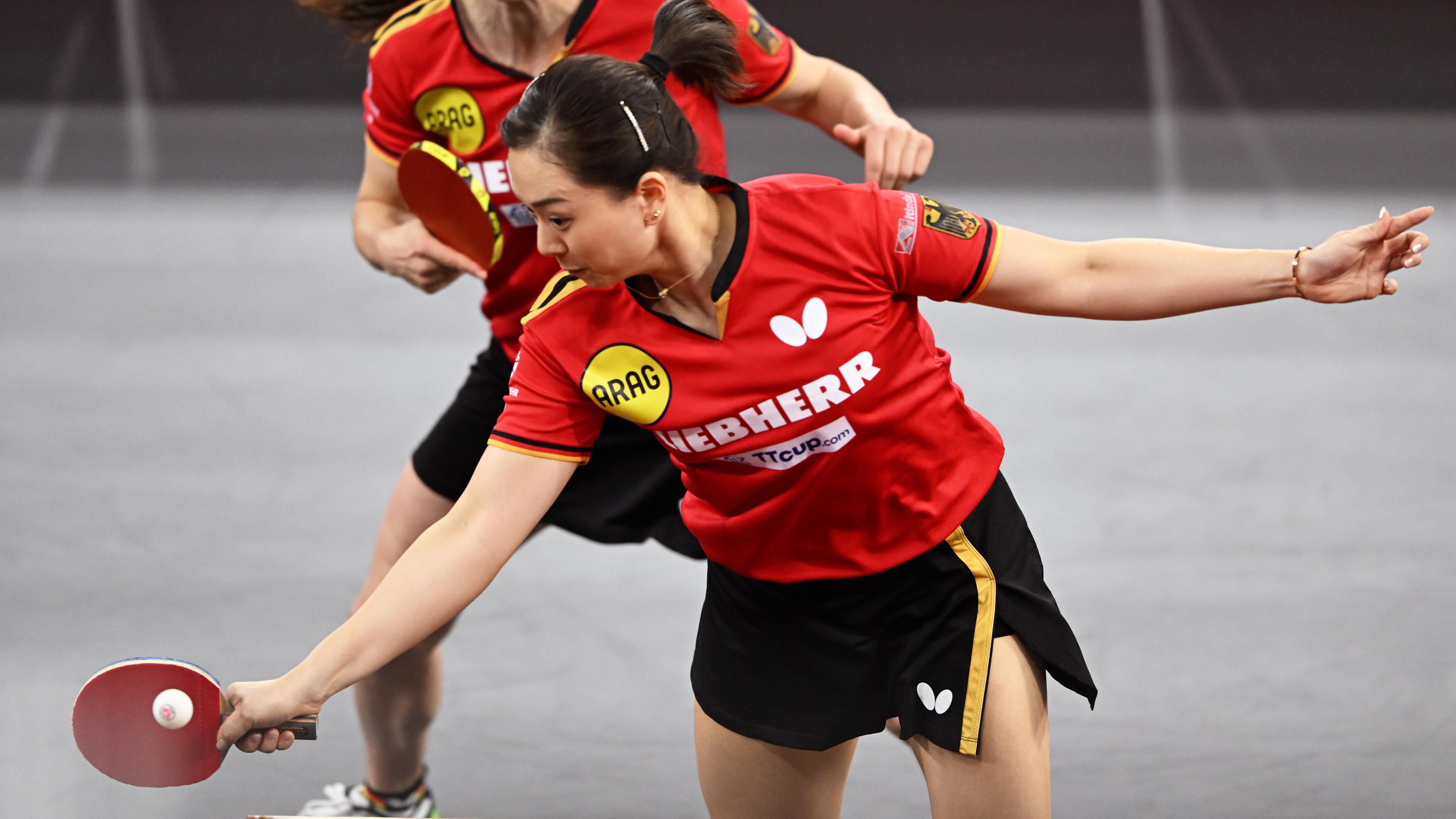 Die beiden Tischtennisspielerinnen Wan Yuan und Sabine Winter spielen im Doppel.