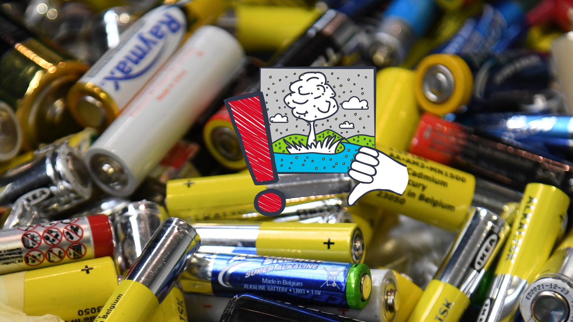 Batterien liegen auf einem Haufen, darauf ein grafisches Symbolbild für Umwelt, Ausrufezeichen und Daumen runter