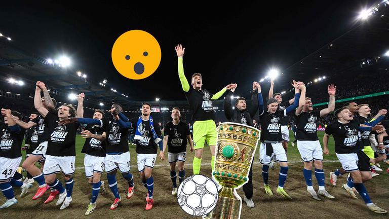 Spieler jubeln in einer Reihe, springen hoch, davor grafische Elemente: Staunendes Emoji, Pokal und Fußball