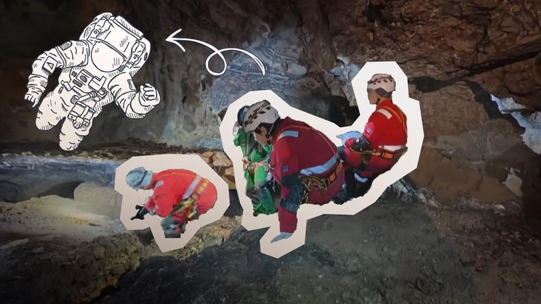 Mehrere Menschen in Einteilern in einer Höhle