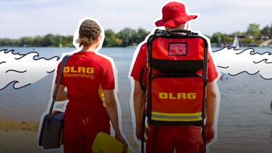 Zwei Personen mit DLRG-Ausrüstung stehen vor einem Badesee